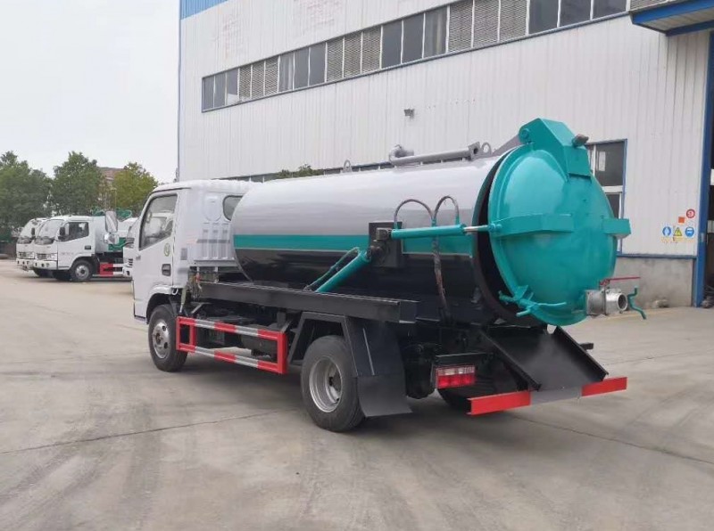 東風多利卡5方吸污車