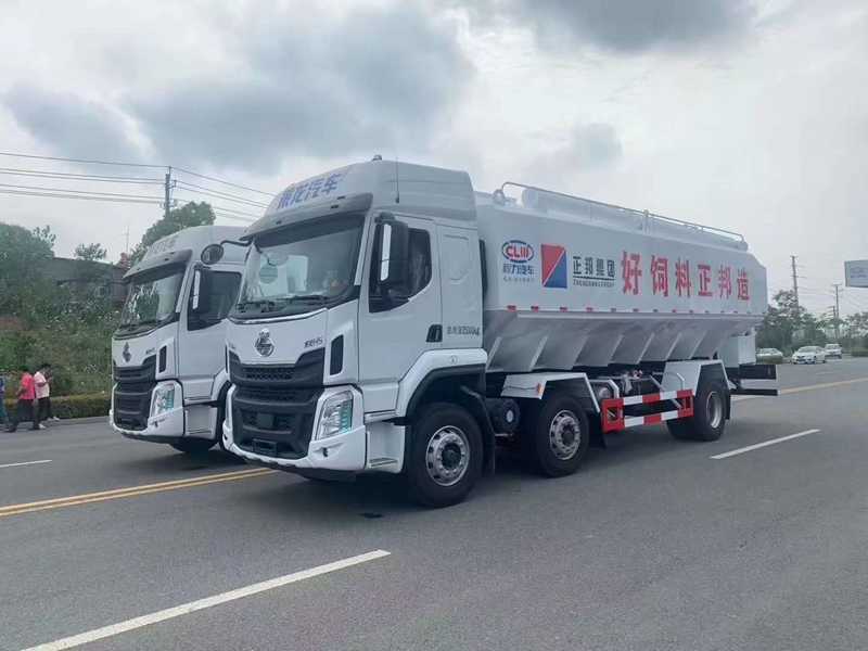 柳汽小三軸散裝飼料運(yùn)輸車圖片