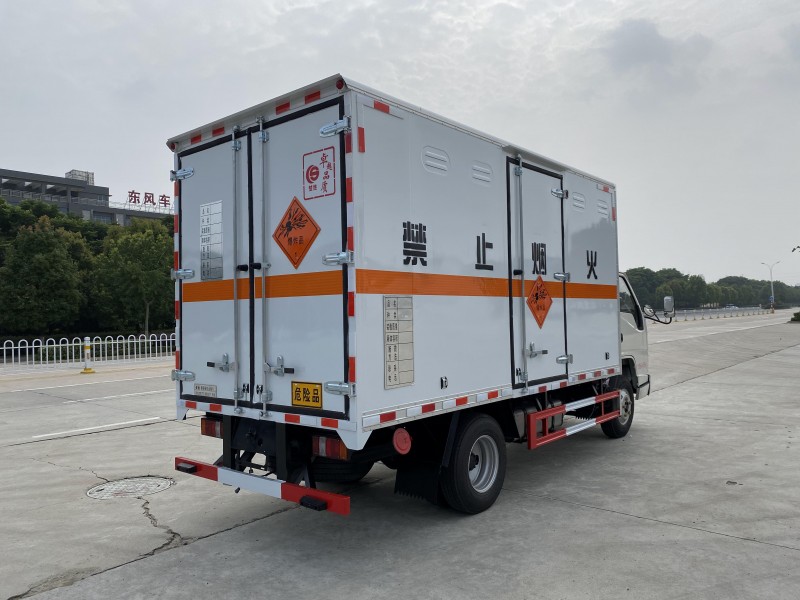 國六多利卡D6易燃液體廂式運(yùn)輸車(全柴)